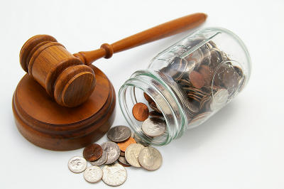 Верховна Рада внесла зміни до закону про сплату судового зборуСудовий молоток і гроші - картинка
